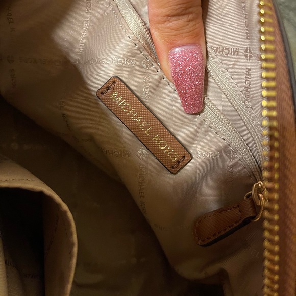 Authentic Michael Kors Crossbody Bag💕 Only carried once! Open to offers 💕 - Picture 7 of 12